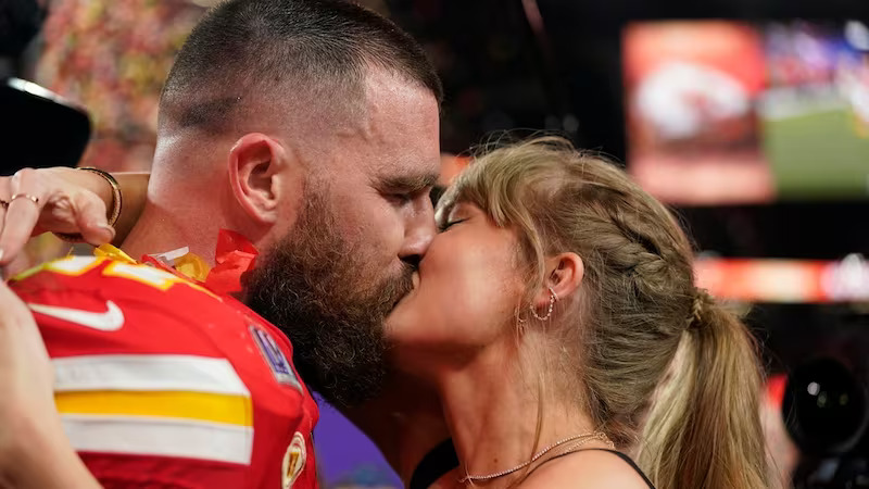 Taylor Swift and Travis Kelce Kissing