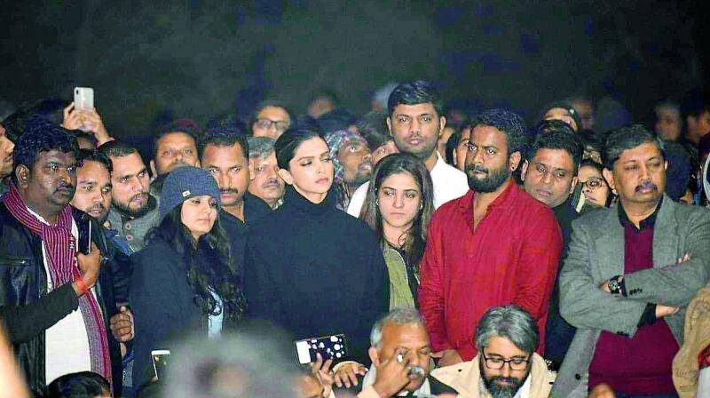 Actor Deepika Padukone had made an unannounced visit to the JNU campus in the night last Sunday, where she greeted the injured JNU students and stood with them in solidarity